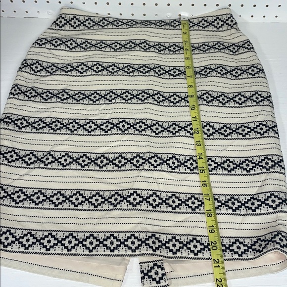 Ann Taylor Aztec black and cream print pencil skirt. Size 6. - Picture 7 of 8
